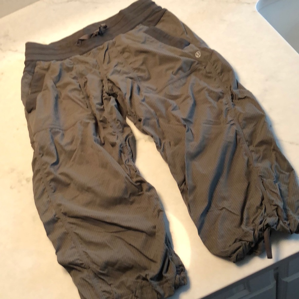 Lulu lemon cropped pants.